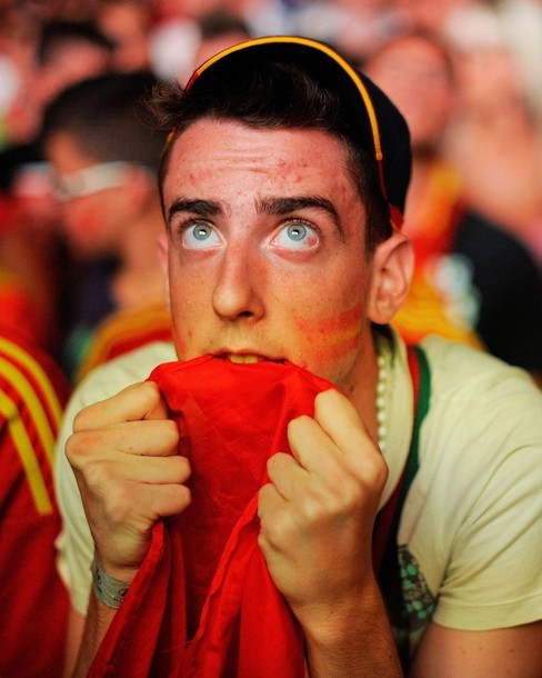 Vẻ mặt biểu cảm của 1 fan Tây Ban Nha.